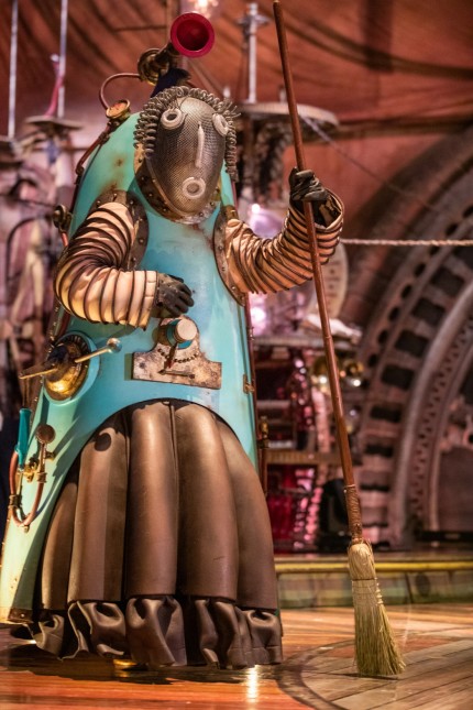 Cirque du Soleil in Munich: Retro-futuristic: steampunk-style robots cavort in the ring.