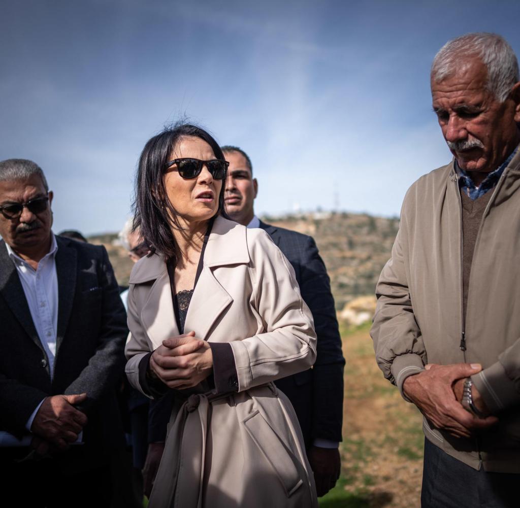 Bundesaußenministerin Annalena Baerbock spricht mit Vertriebenen im Westjordanland