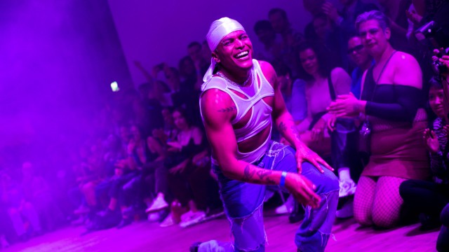 Junge Münchner 2024: Lucca Alves gibt "Vogueing"-Kurse - ein Tanzstil, der im Harlem der Siebzigerjahre von der marginalisierten queeren Community gegründet wurde.
