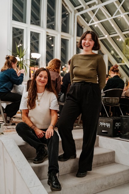 Junge Münchner 2024: Clara Bläser und Marisa Dathe wollen junge Münchnerinnen für Handarbeit begeistern.