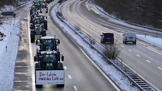 Tractors drive on the B5 federal highway towards the city center during a rally as part of the farmers' association's week of action.  © Marcus Brandt/dpa Photo: dpa-Bildfunk