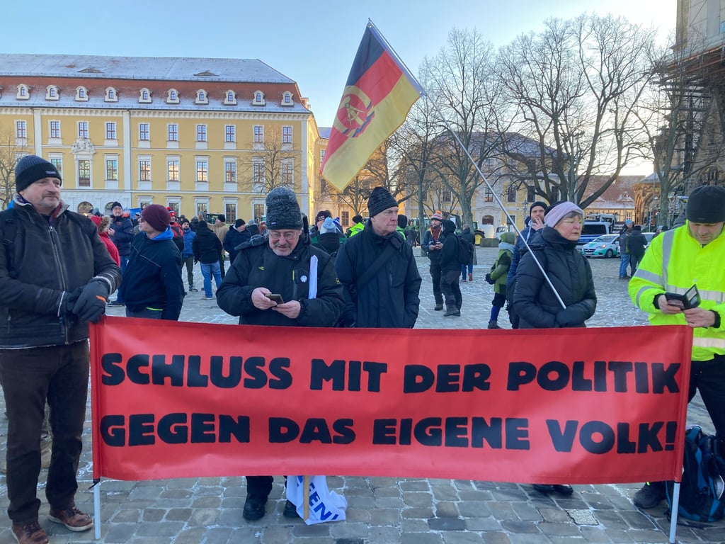 Die DDR-Fahne bei den Bauernprotesten in Magdeburg.