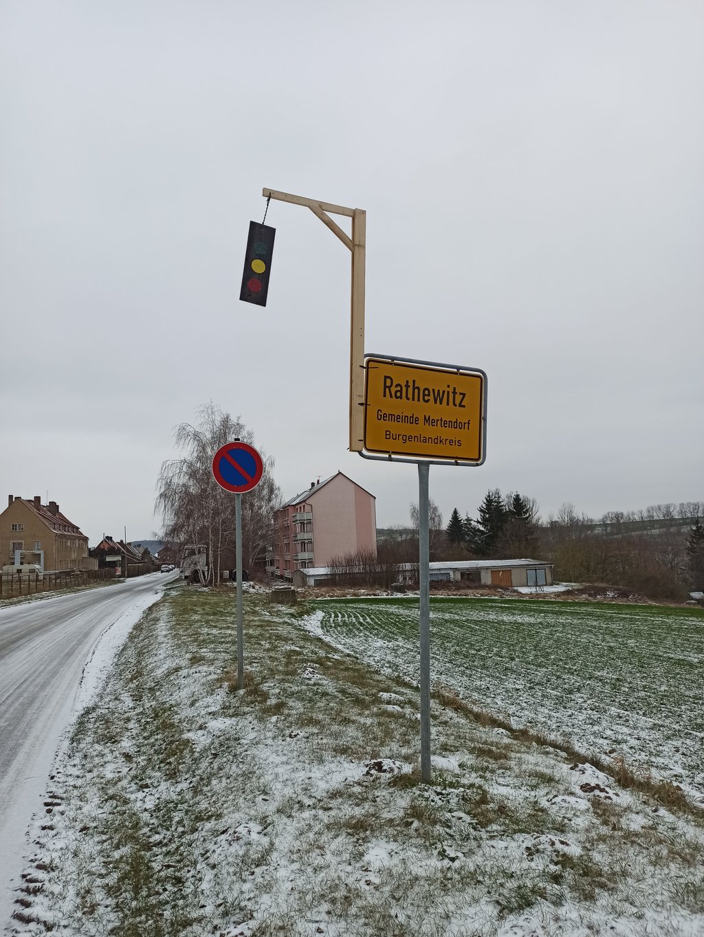Einen Galgen haben bislang Unbekannte an die Ortsschilder von Rathewitz im Burgenlandkreis installiert.