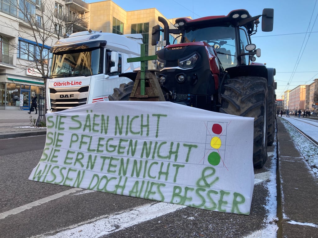 In Magdeburg protestieren die Bauern auf dem Weg zum Domplatz.
