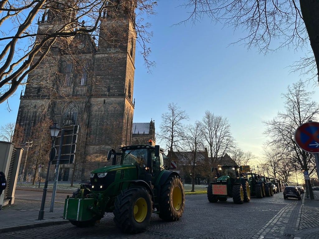 Traktoren blockieren rund um den Magdeburger Dom.