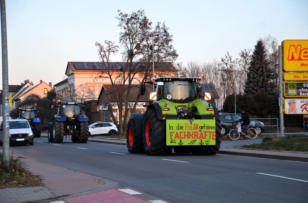 In Zerbst sind Traktoren auf den Weg zum Magdeburger Domplatz.