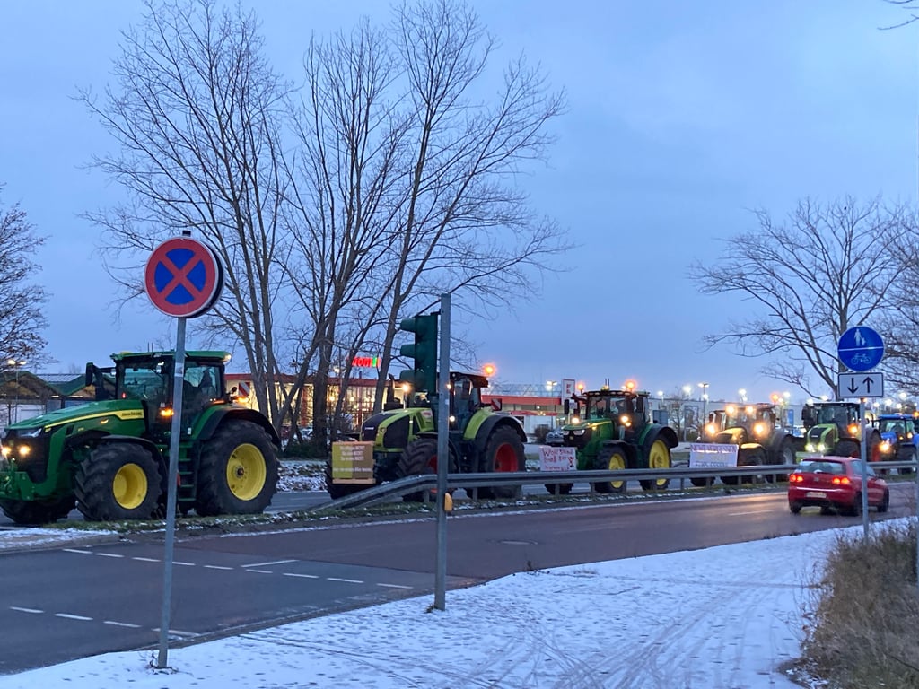 Im Saalekreis machte sich ein Traktor-Konvoi auf den Weg zur Protestkundgebung der Bauern in Halle.
