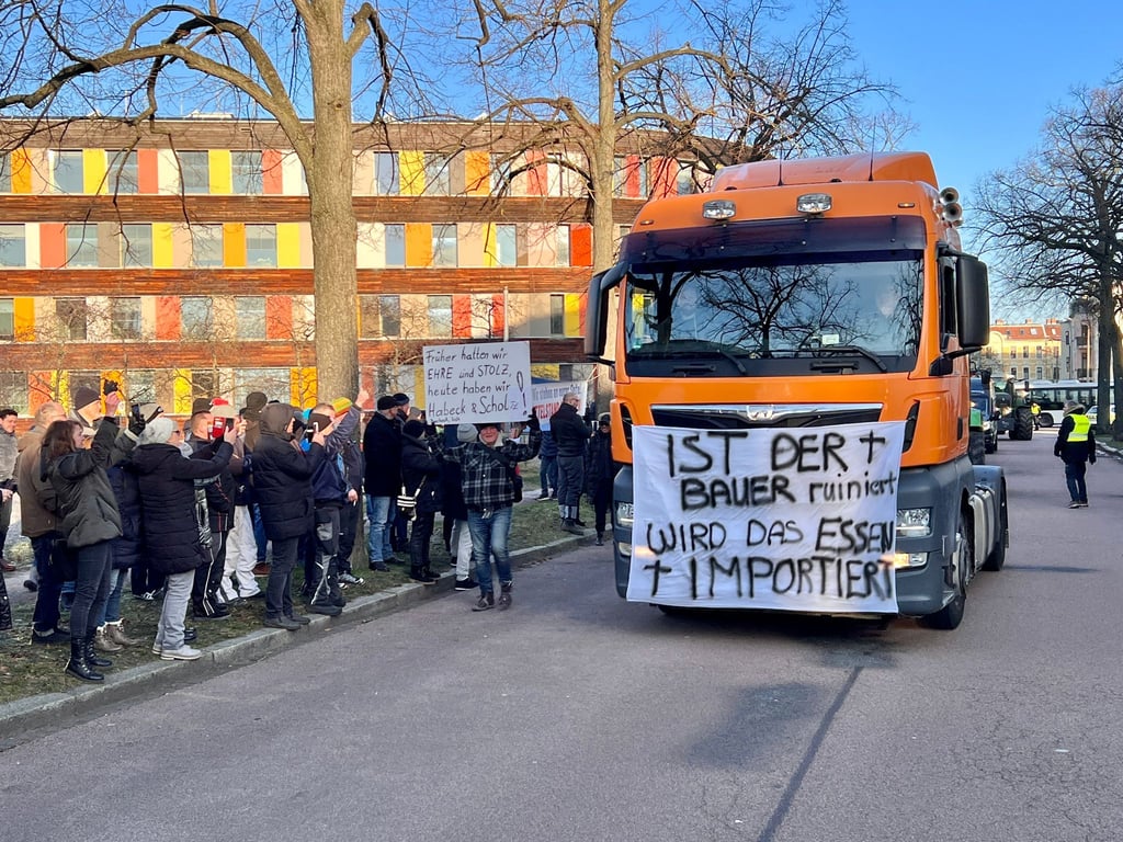 In Dessau wird seit 10 Uhr laut und friedlich protestiert.