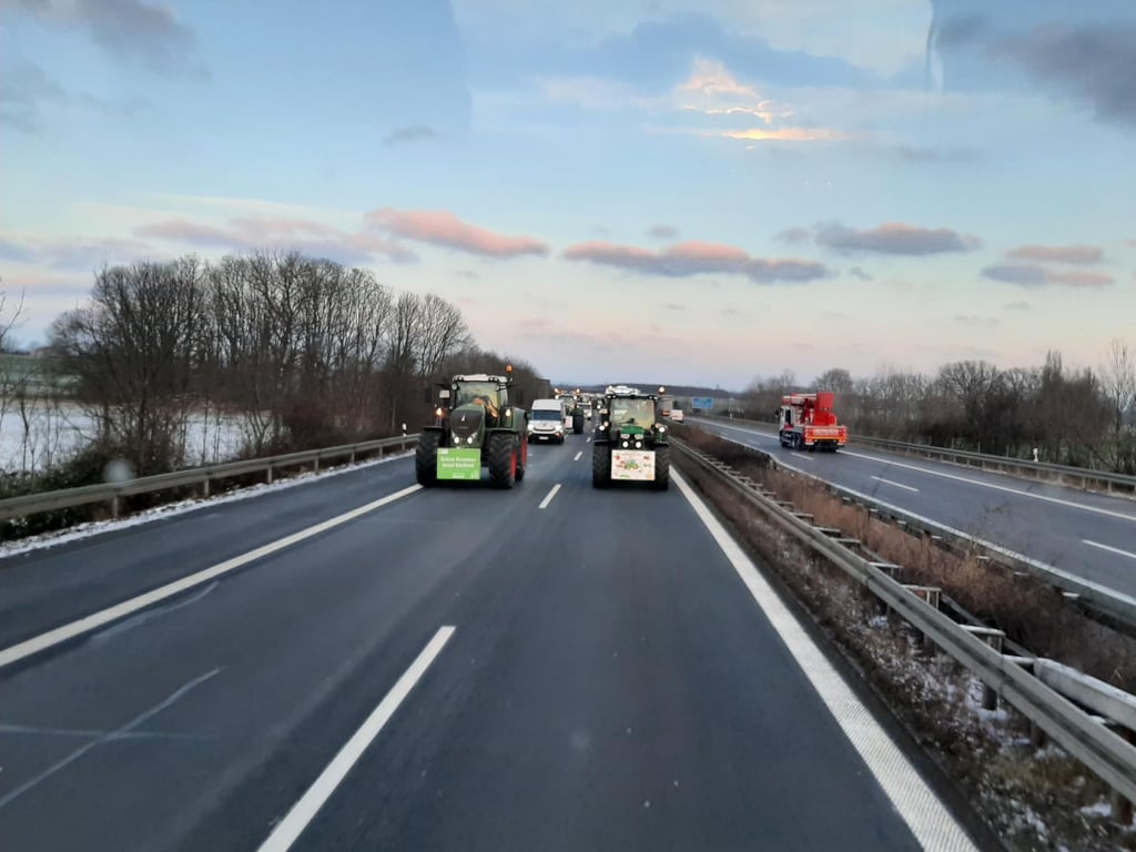 Traktoren sind auf der Autobahn A14 Richtung Halle unterwegs.