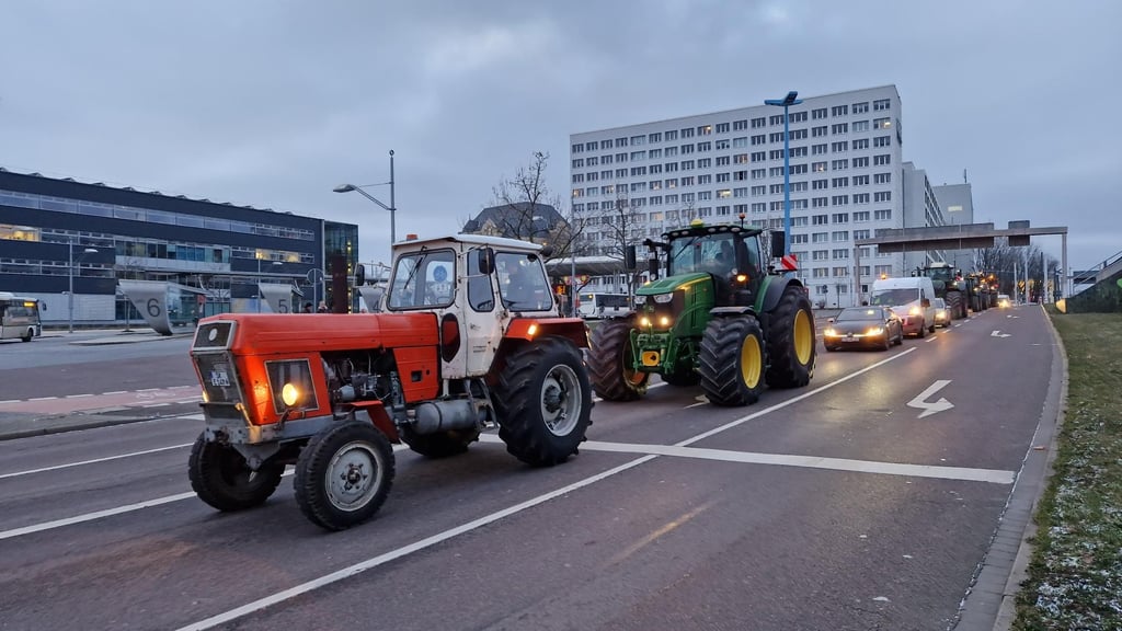 Traktoren sind auf dem Weg zu Riebeckplatz.