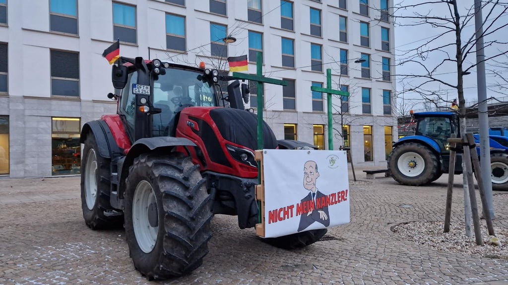 Bauern protestieren mit ihren Fahrzeugen auf dem Riebeckplatz in Halle.