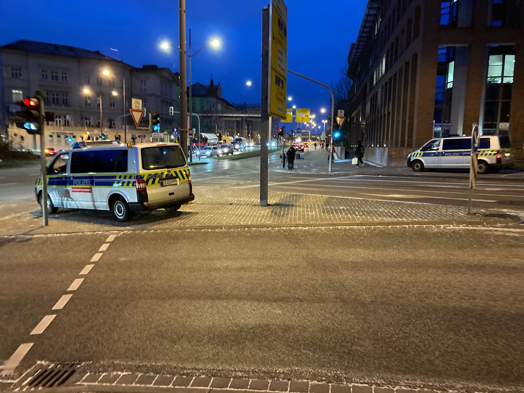 Die Zufahrt zum Riebeckplatz in Halle wird von der Polizei überwacht. Noch ist kaum Auto-Verkehr auf den Straßen rund um den Platz unterwegs.