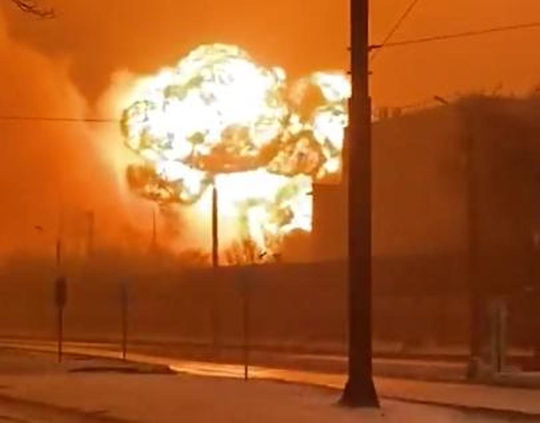 Ein Video in den sozialen Medien zeigt, wie über einer russischen Panzerfabrik ein Feuerball aufsteigt.  