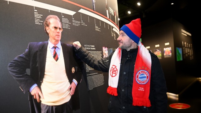 Beckenbauer commemoration in Munich: In the Bayern Museum in the arena, visitor Florian Surkamp approaches his idol.