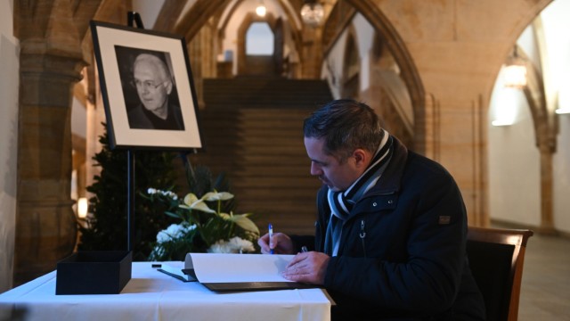 Beckenbauer commemoration in Munich: The condolence book in the town hall is opposite room 200.