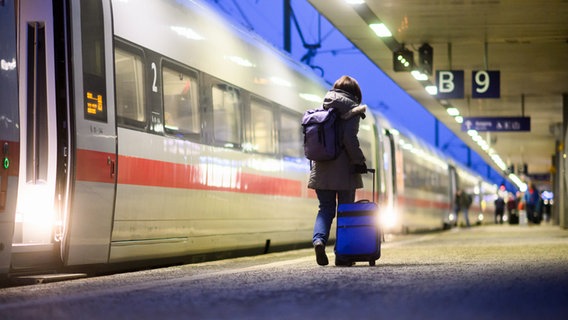 A woman walks with a suitcase on the platform next to an ICE train at Hanover main station © picture alliance/dpa |  Julian Stratenschulte Photo: Julian Stratenschulte