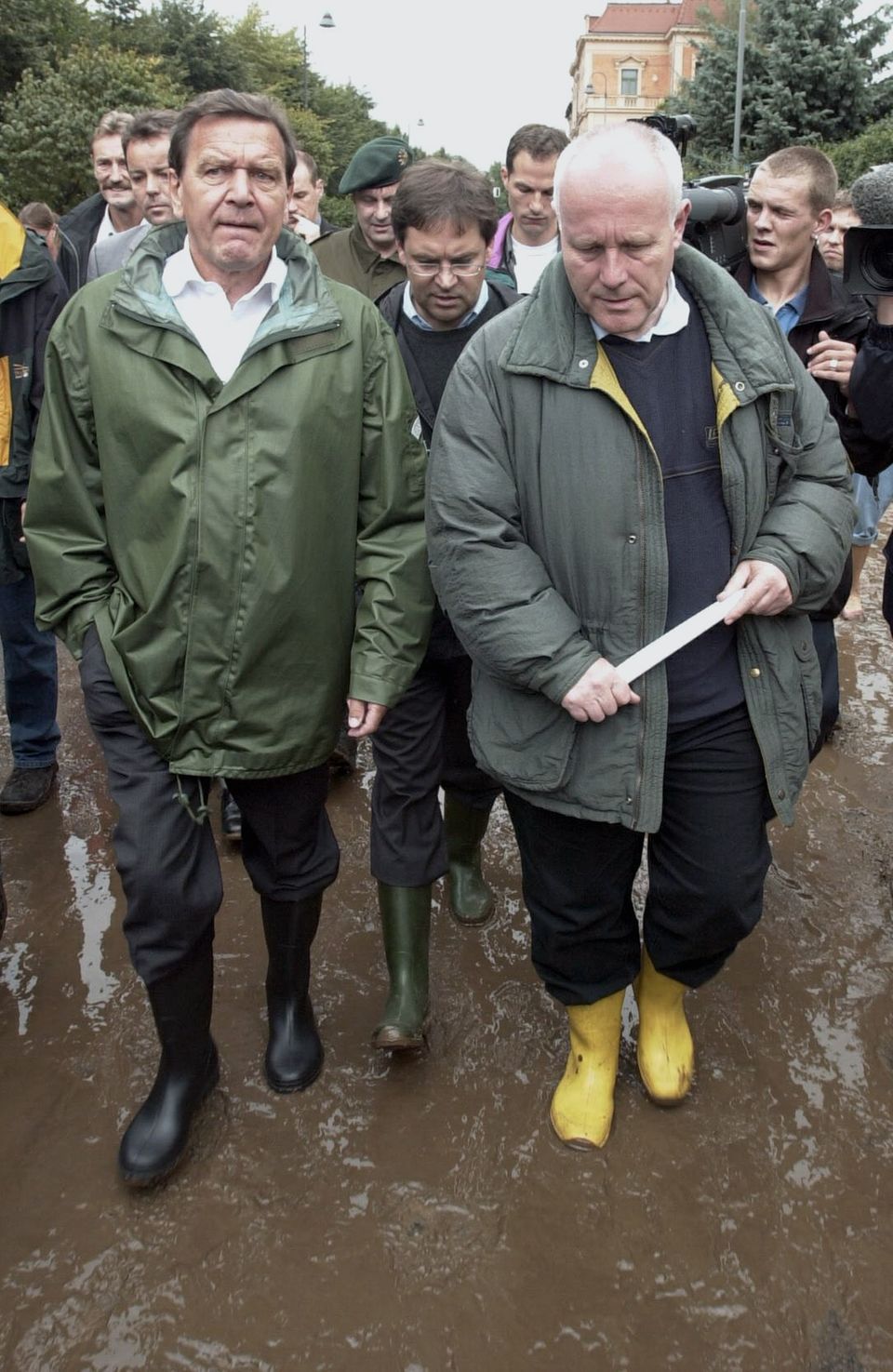 Archive image of Chancellor Gerhard Schröder and Saxony's Prime Minister Georg Milbradt in rubber boots and rain gear