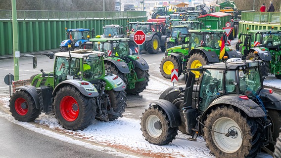 Several farmers are blocking access roads to the Bremerhaven container terminal with their tractors.  © dpa-Bildfunk Photo: Sina Schuldt