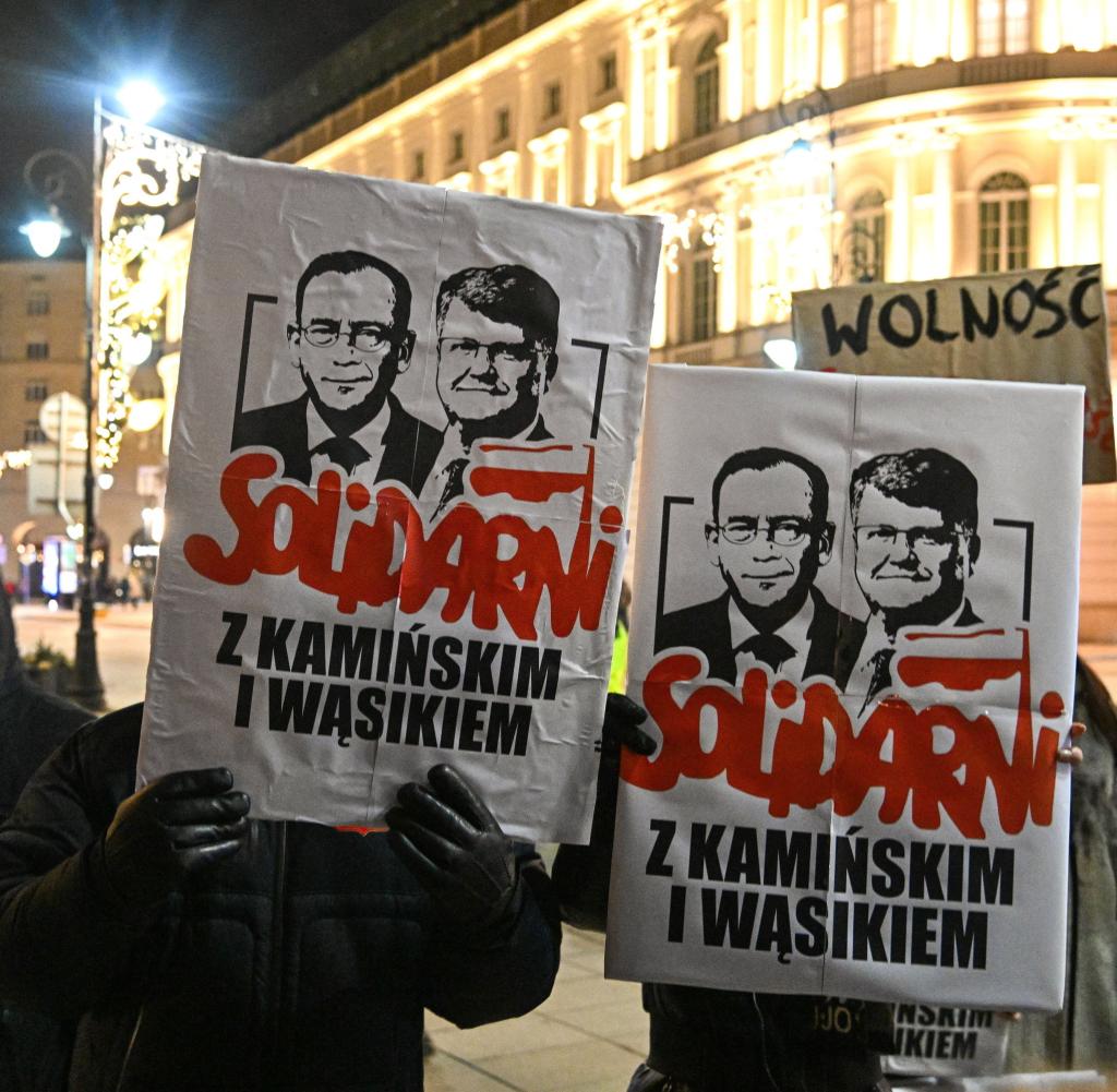 Police in Poland arrest PiS politicians - protests