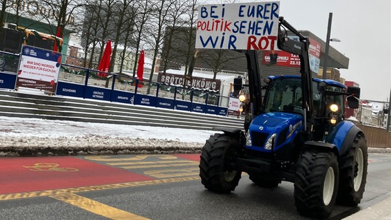 A tractor with a protest poster drives over Hamburg's Reeperbahn.  © picture alliance Photo: Rabea Gruber