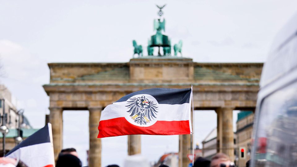 Participants in a right-wing extremist demonstration in front of the Brandenburg Gate.