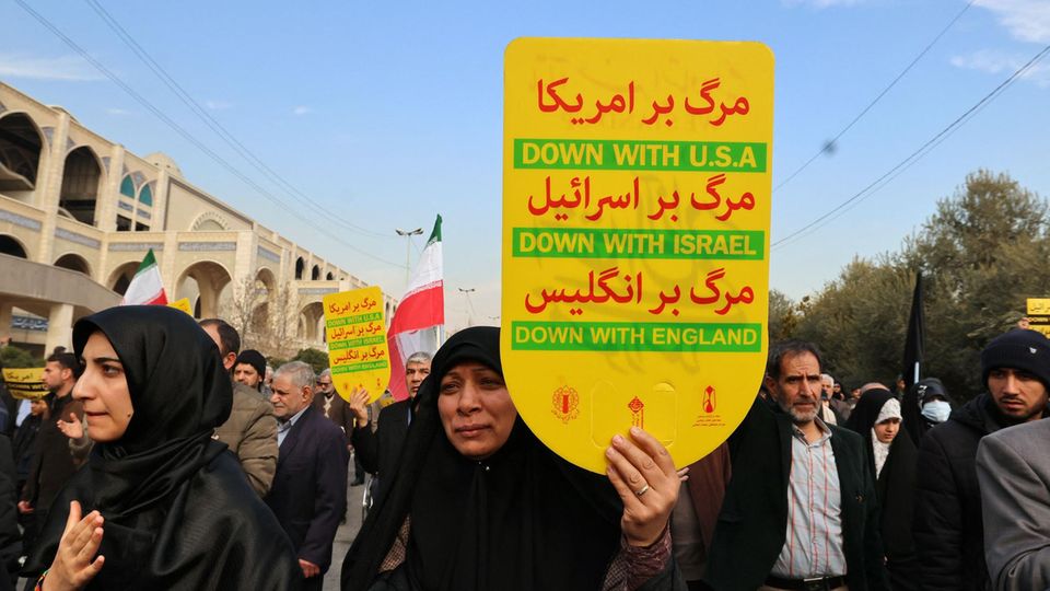 "Down with the USA, down with Israel, down with England" – a woman at a demonstration in Tehran after the attack on a memorial event for the slain Iranian general Qasem Suleimani.  The bomb attack, which IS later claimed as its own, killed more than 90 people in Kerman at the beginning of January