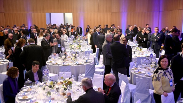 Scenario: Festively set tables: This year's DLD dinner took place in the Israelite Center on Jakobsplatz.