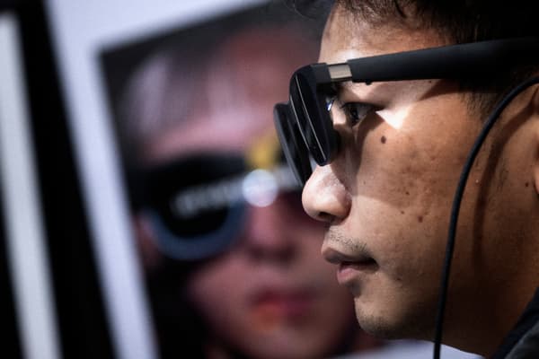 Les lunettes de réalité augmentée de Xreal, portées par un visiteur du CES 2024 à Las Vegas.