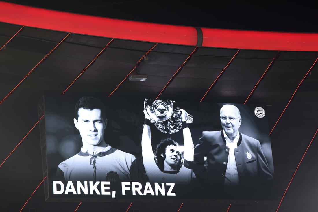 Gedenken an Franz Beckenbauer, wohin man in der Münchner Allianz Arena blickt.