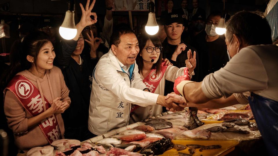 Taiwan: Hou Yu-ih shakes hands at a fish market in Kaohsiung