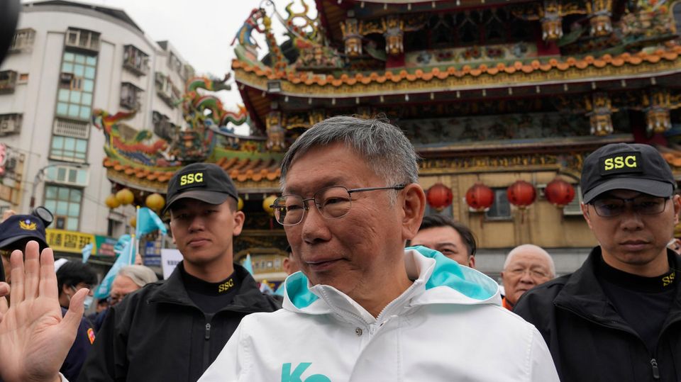 Taiwan People's Party (TPP) presidential candidate Ko Wen-je arrives at a temple to pray for his success as part of his election campaign.