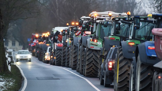 Hundreds of tractors are at a protest rally in front of the Norma large warehouse in Dummerstorf.  © dpa-Bildfunk Photo: Frank Hormann