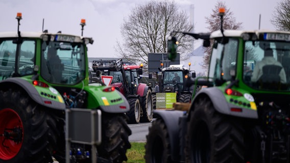 Farmers drive their tractors along Federal Highway 4. They are protesting against the federal government's plans to abolish agricultural diesel and the vehicle tax exemption for agriculture and forestry.  © Philipp Schulze/dpa Photo: Philipp Schulze/dpa