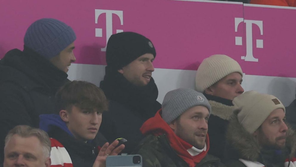 Eric Dier (with the black Bayern hat) on Friday evening at Bayern's 3-0 win in the Allianz Arena