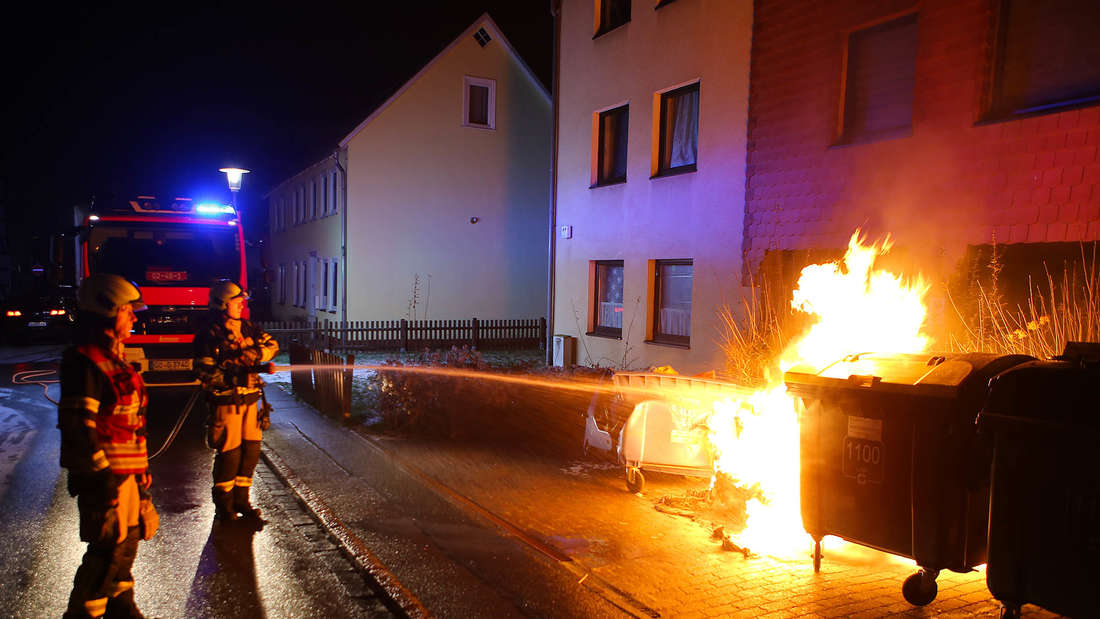 Feuerwehrleute löschen brennende Mülltonne in Göttinger Bertheaustraße.