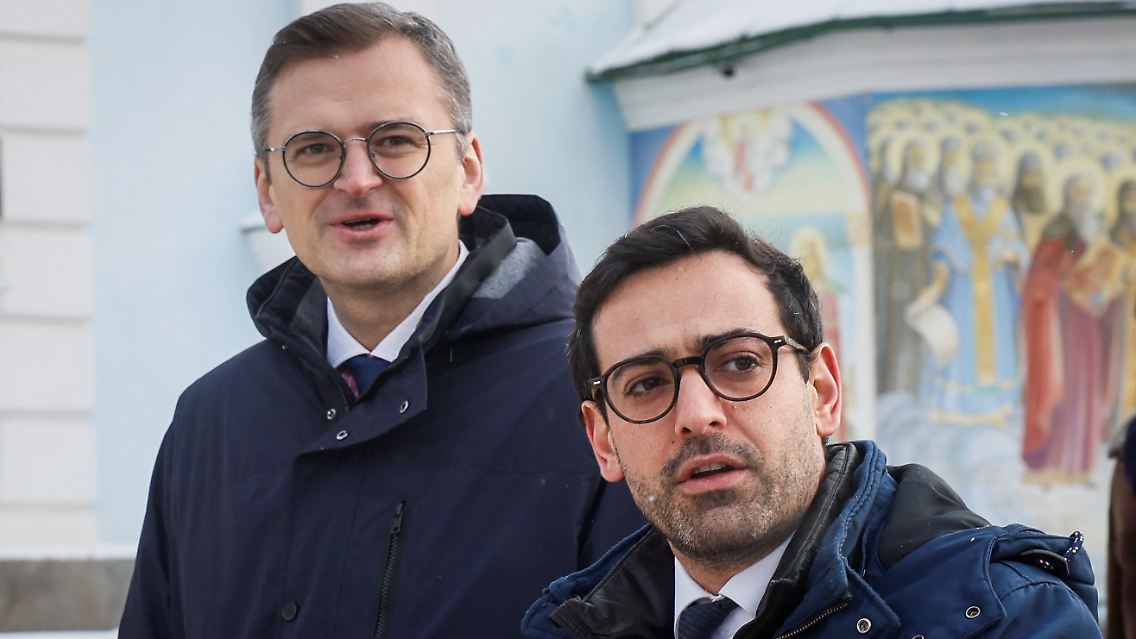 Frankreichs Außenminister Stéphane Séjourné (r.) mit seinem ukrainischen Kollegen Dmytro Kuleba.