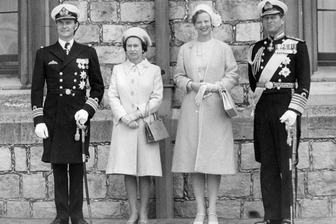 Not just colleagues: Queen Margrethe (r.) and Queen Elizabeth II (l.) in Windsor with their husbands in 1974. Margrethe is even number 221 in the British throne, as she is the granddaughter of Margareta of Connaught, later Crown Princess of Sweden.  Margrethe comes from the House of Schleswig-Holstein-Sonderburg-Glücksburg, as does the British Prince Philip (r.).