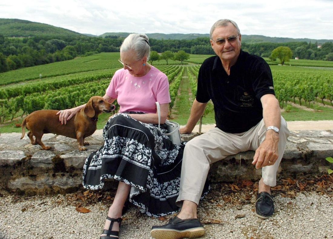 What their corgis meant to Queen Elizabeth were dachshunds to Margrethe and Henrik.  Celimene and Evita are the names of two four-legged contemporaries that the regent couple presents here in front of their castle in Caix near Cahors in southwest France. 