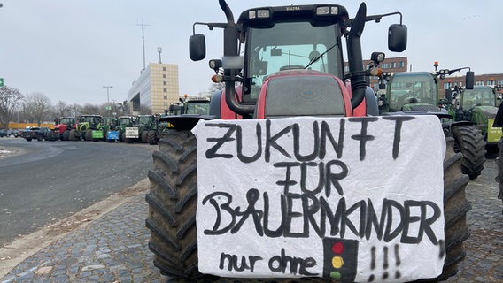 There is a poster with the slogan on a tractor "Future for farm children only without traffic lights" to read.  © NDR Photo: Tanja Niehoff