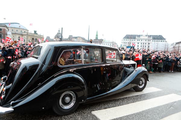 La voiture du prince Frederik du Danemark, en direction du siège du Parlement pour l'abdication de la reine Margrethe II, le 14 janvier 2024.