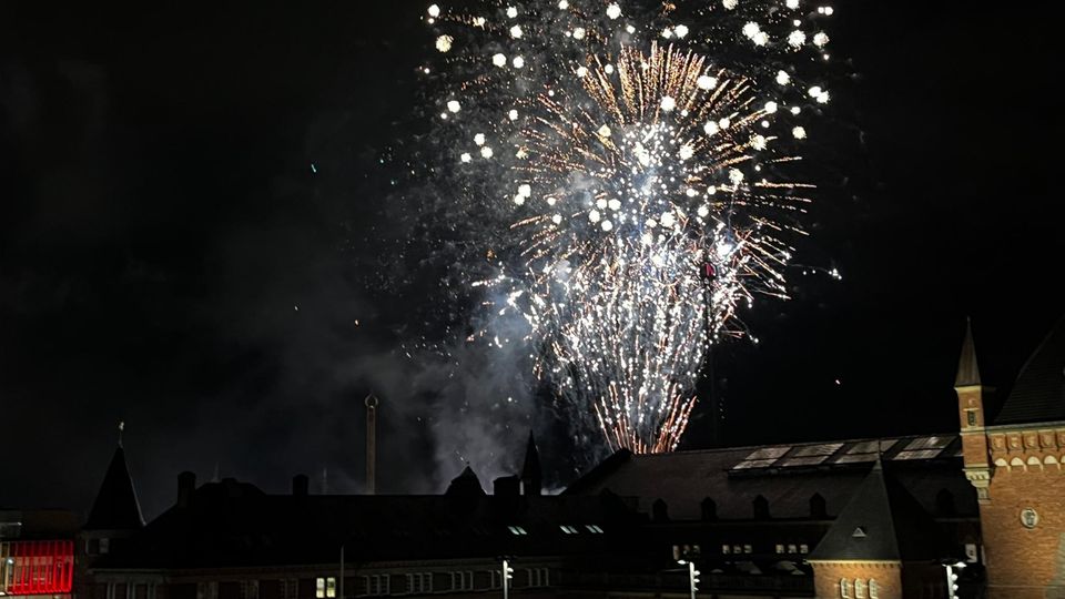 Margrethe II and Frederik X are celebrated with a large fireworks display