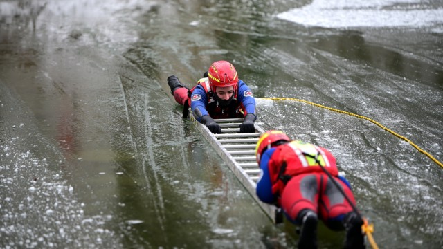 Exercise on the raft platform: Anyone who slides too far forward on the ladder endangers themselves and the rescue.
