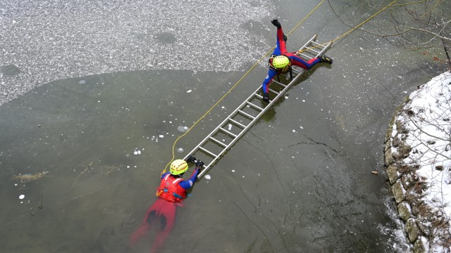 Exercise on the raft landing: A wave from the rescuer and the colleagues on the bank pull the ladder back.