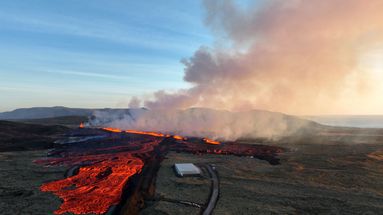 VIDEO - "We don't know if it will spare the city" : a new volcanic eruption hits the southwest of Iceland