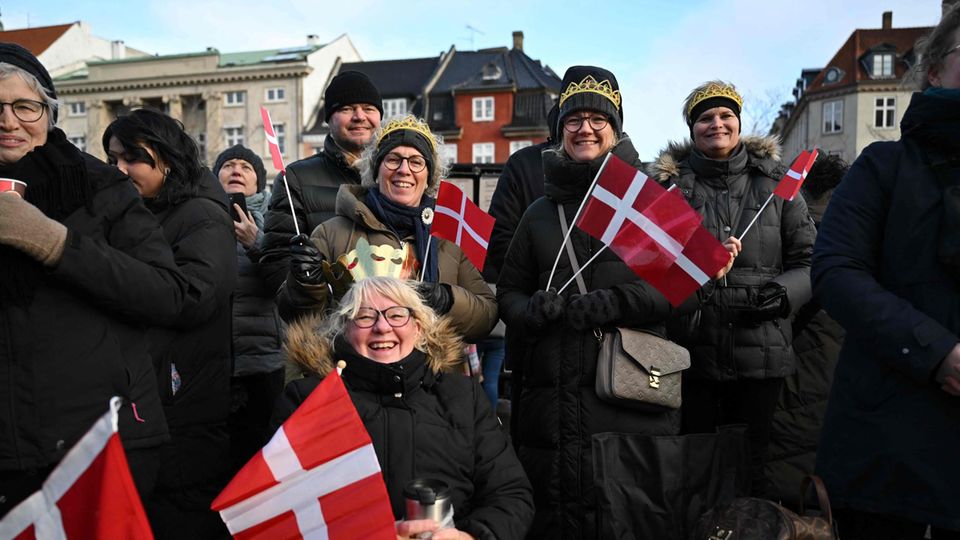 Danes have been waiting in front of Christiansborg Palace in the January cold since the morning hours for the new king