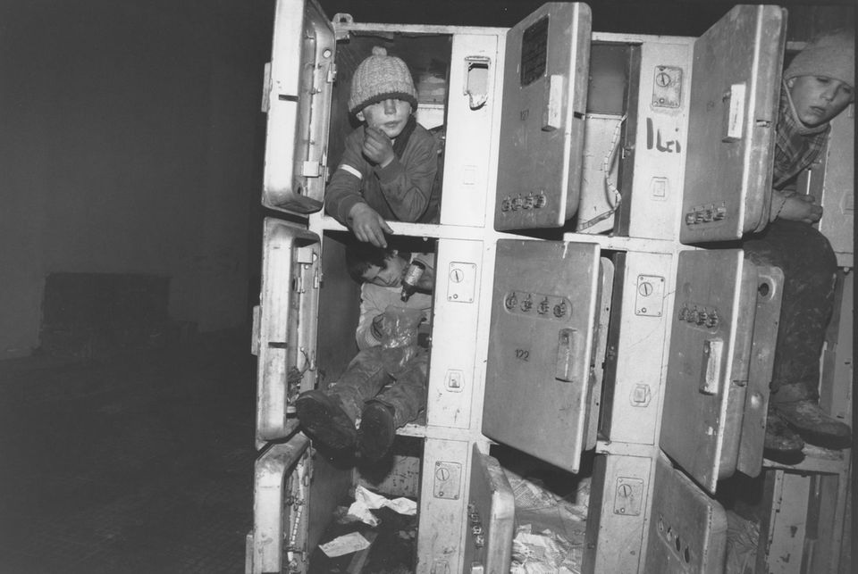 Children living in lockers - from a Stern report about homeless people in Bucharest in 1991
