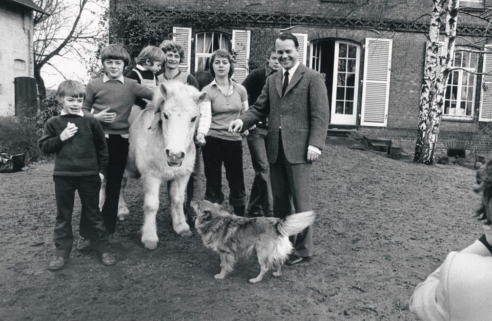 A piece of contemporary history that extends into today: The newly elected Prime Minister of Lower Saxony, Ernst Albrecht, presents his family and pets in 1976.  In the middle, to the left of her father, is his daughter Ursula – who today heads the EU Commission as Ursula von der Leyen