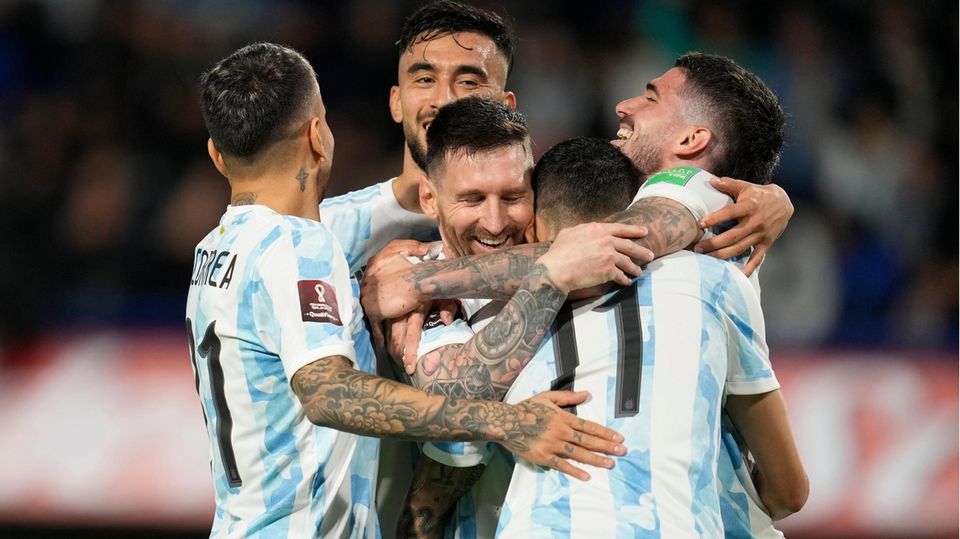 Argentine soccer team celebrating a goal