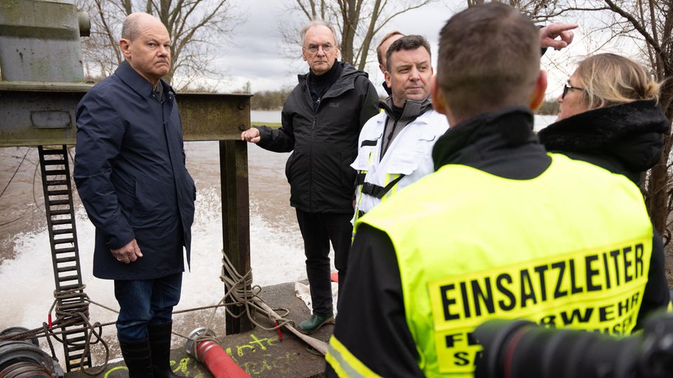 Chancellor Olaf Scholz in rubber boots visiting the flood-affected town of Oberröblingen