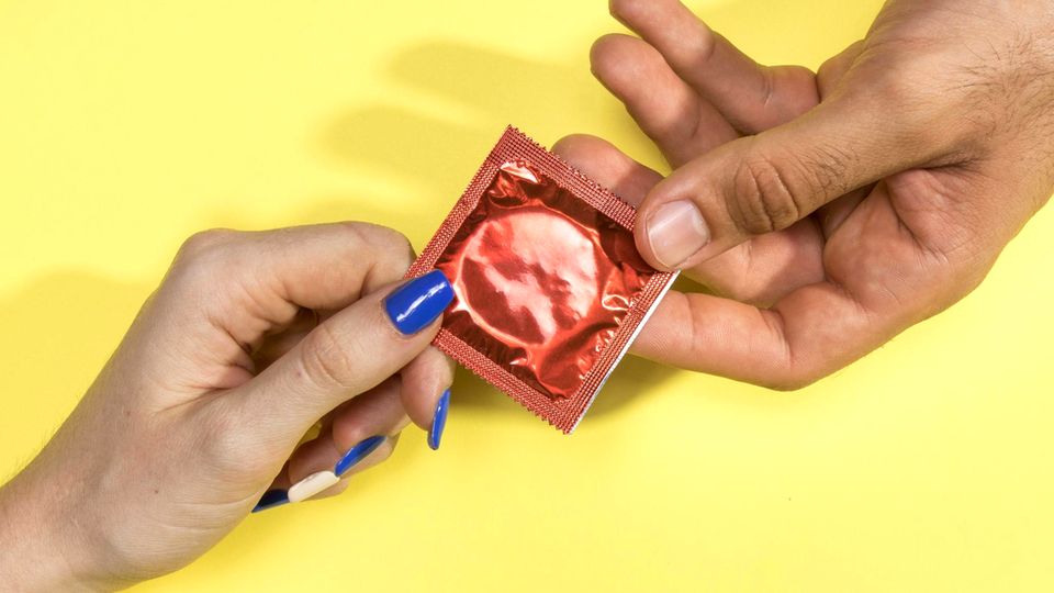 Contraception: Free condoms now available for young people in France
